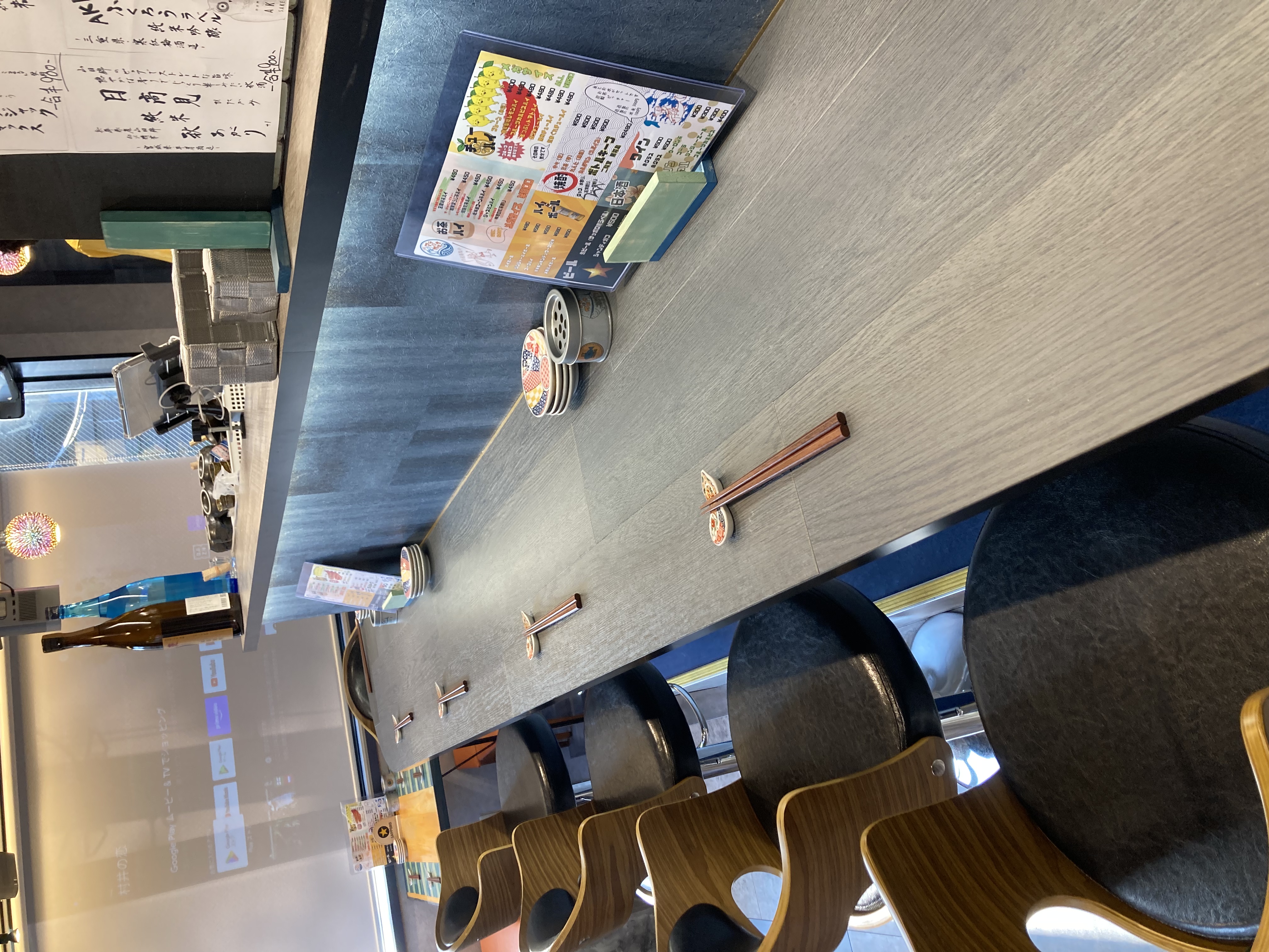 一人飲みにぴったりのカウンター席